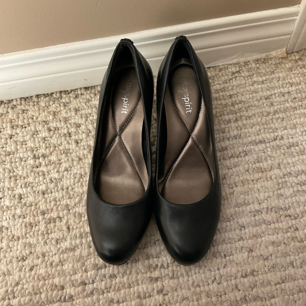Easy Spirit Round Toe Pump